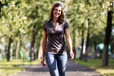 Gülümseyen genç bir kadının yakın plan portresi.