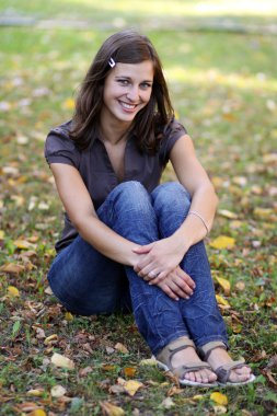 sonbahar Park yaprakların bir halı üzerinde yatan kadın