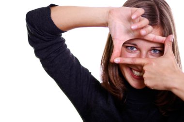 Gülümseyen genç kadın