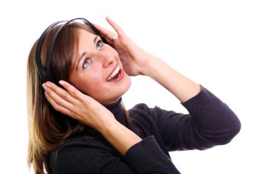 Müzik dinleyen mutlu genç bir kadın.