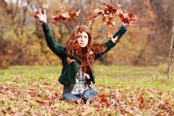 Ritratto di donna felice contro foglie gialle — Foto Stock