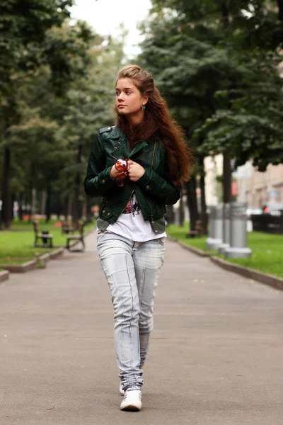 Wandelen vrouw in herfst park — Stockfoto