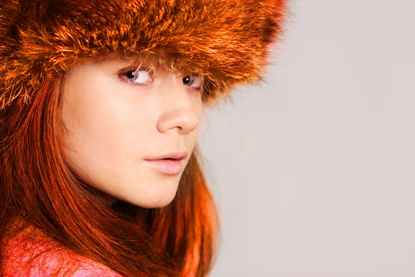 毛皮のような帽子の若い女性 — ストック写真