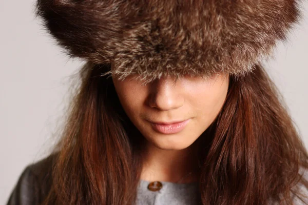Ung kvinna i en furry hatt — Stockfoto