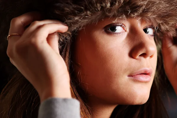Ung kvinna i en furry hatt — Stockfoto