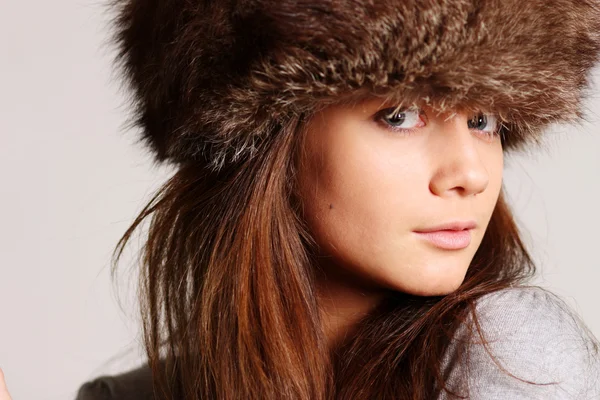 Giovane donna con un cappello peloso — Foto Stock