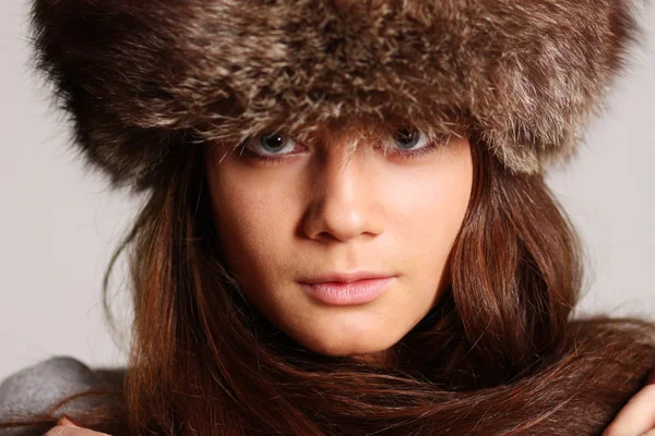 Ung kvinna i en furry hatt — Stockfoto