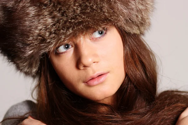 Ung kvinna i en furry hatt — Stockfoto