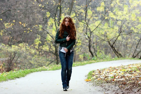 Περπάτημα γυναίκα σε φθινόπωρο πάρκο — Φωτογραφία Αρχείου