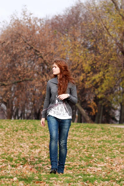 Mulher andando no parque de outono — Fotografia de Stock