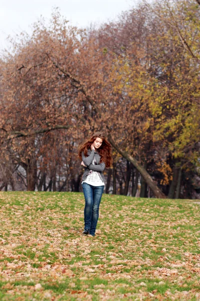 Caminando mujer en otoño parque —  Fotos de Stock