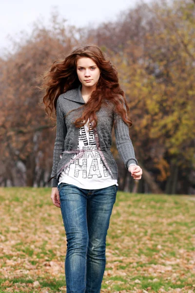 Mulher andando no parque de outono — Fotografia de Stock