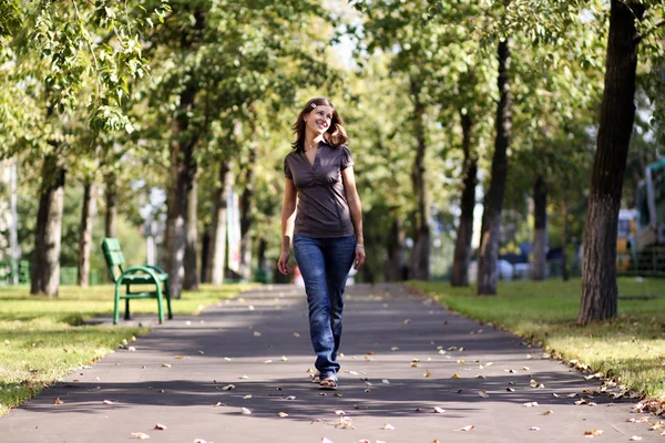 Full längd, promenader kvinna i höst park — Stockfoto