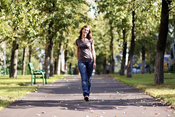 Pleine longueur, femme à pied dans le parc d'automne — Photo