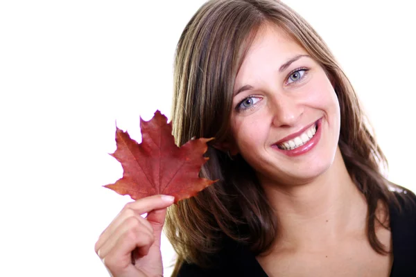 Belle femme avec un bouquet de feuilles d'érable — Photo