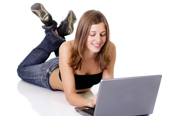 Mujer joven feliz usando un ordenador portátil —  Fotos de Stock