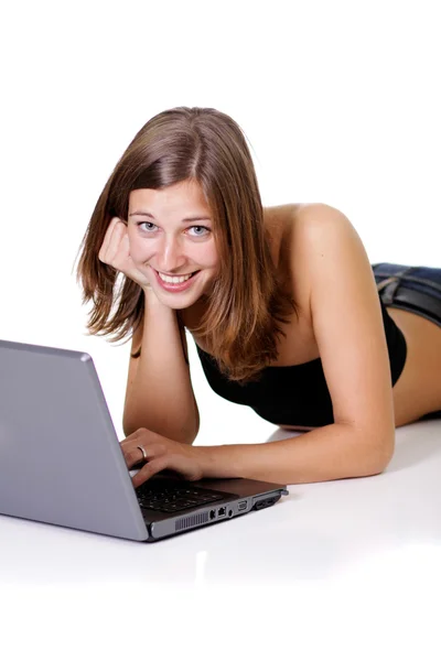 Mujer joven feliz usando un ordenador portátil — Foto de Stock