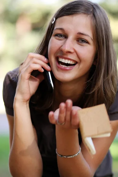 Felice giovane donna chiamando per telefono — Foto Stock