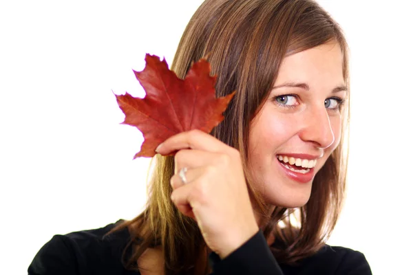 Schöne Frau mit einem Strauß Ahornblättern — Stockfoto