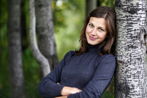 Mooie jonge vrouw — Stockfoto