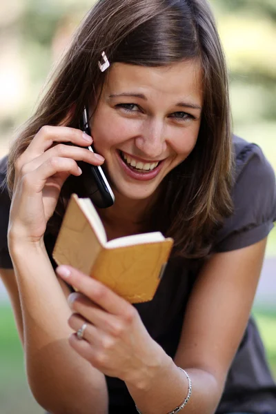 전화로 호출 하는 행복 한 젊은 여자 — 스톡 사진