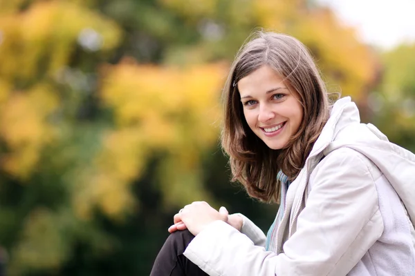 幸せな若い女性の笑顔のクローズアップポートレート — ストック写真