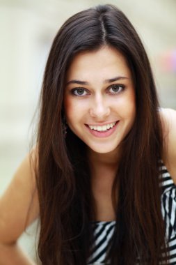 Gülümseyen genç kadın