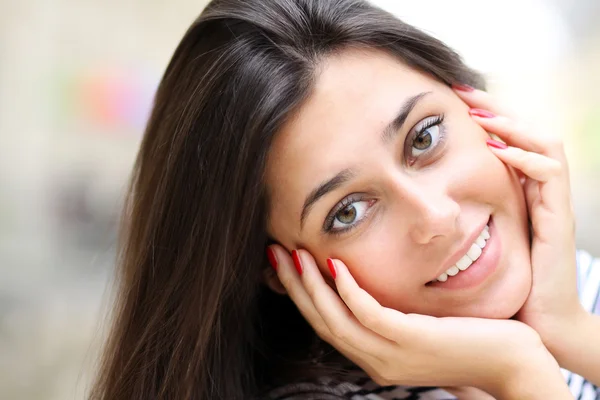 Feliz joven mujer sonriendo — Foto de Stock