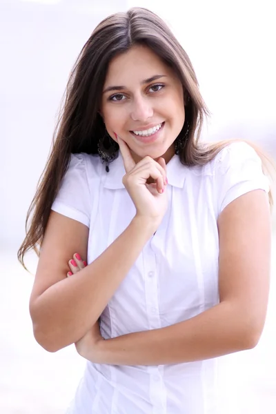 Jovem feliz sorrindo — Fotografia de Stock