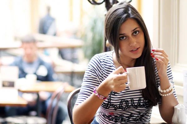 아름 다운 젊은 여 자가 커피를 마시며 — 스톡 사진