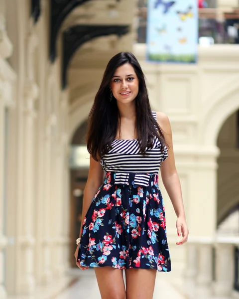 Senhora em vestido de cor — Fotografia de Stock