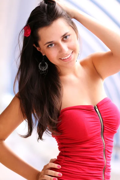 Piękna młoda kobieta w czerwonej sukience — Zdjęcie stockowe