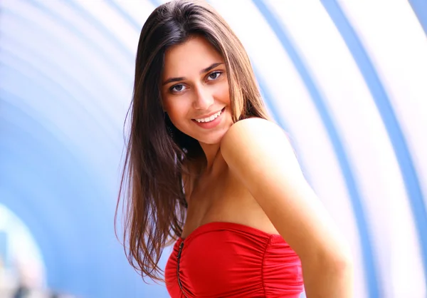 Bella giovane donna in un vestito rosso — Foto Stock
