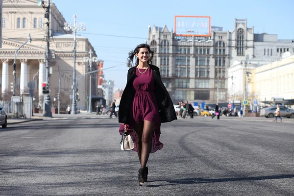 Őszén Moszkva utca sétáló nő — Stock Fotó