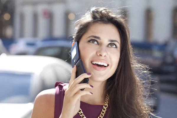 Ευτυχισμένη κοπέλα κλήση μέσω τηλεφώνου στο δρόμο — Φωτογραφία Αρχείου