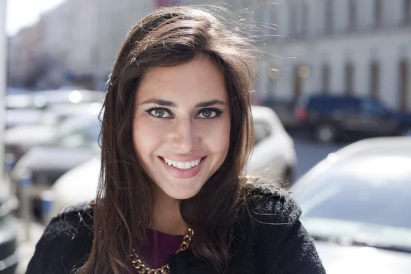 Gelukkig jonge vrouw op de straat — Stockfoto