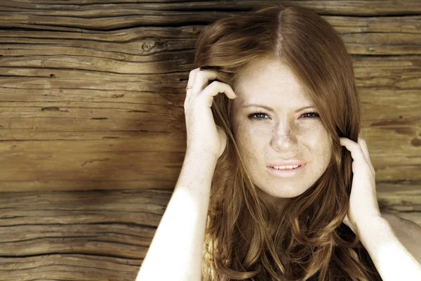 Portré a gyönyörű vörös hajú lányról — Stock Fotó