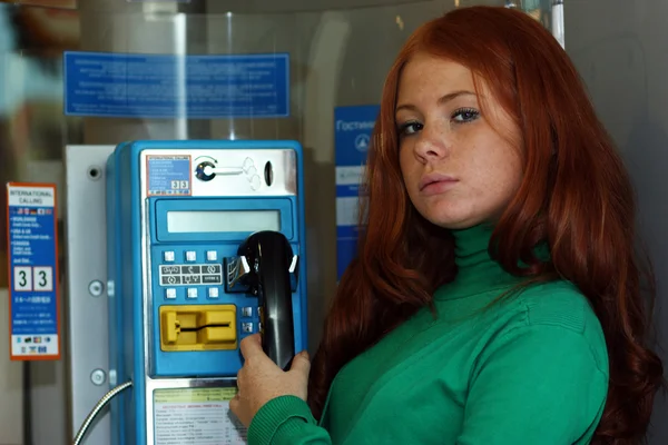 Mujeres jóvenes hablando por teléfono público —  Fotos de Stock