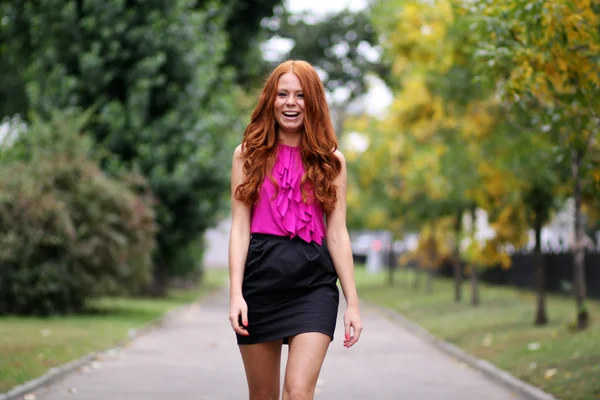 Mooie jonge vrouw in herfst park — Stockfoto