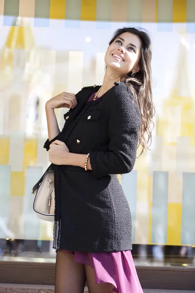 Retrato de uma jovem mulher feliz sorrindo — Fotografia de Stock