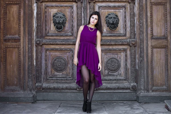 Joven hermosa mujer en un vestido de color burdeos —  Fotos de Stock