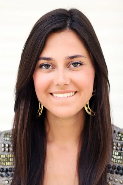 Feliz joven mujer sonriendo — Foto de Stock