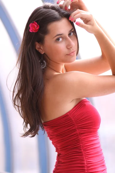 Όμορφη νεαρή γυναίκα σε ένα κόκκινο φόρεμα — Φωτογραφία Αρχείου