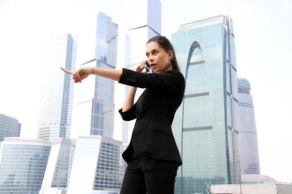 Femme d'affaires au téléphone dans un immeuble moderne — Photo