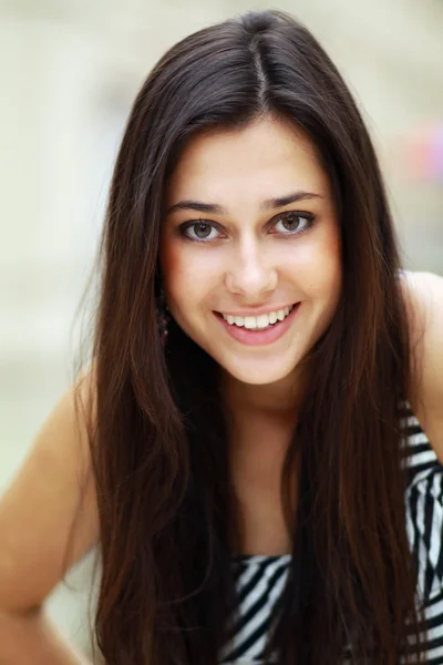 Glückliche junge Frau lächelt — Stockfoto