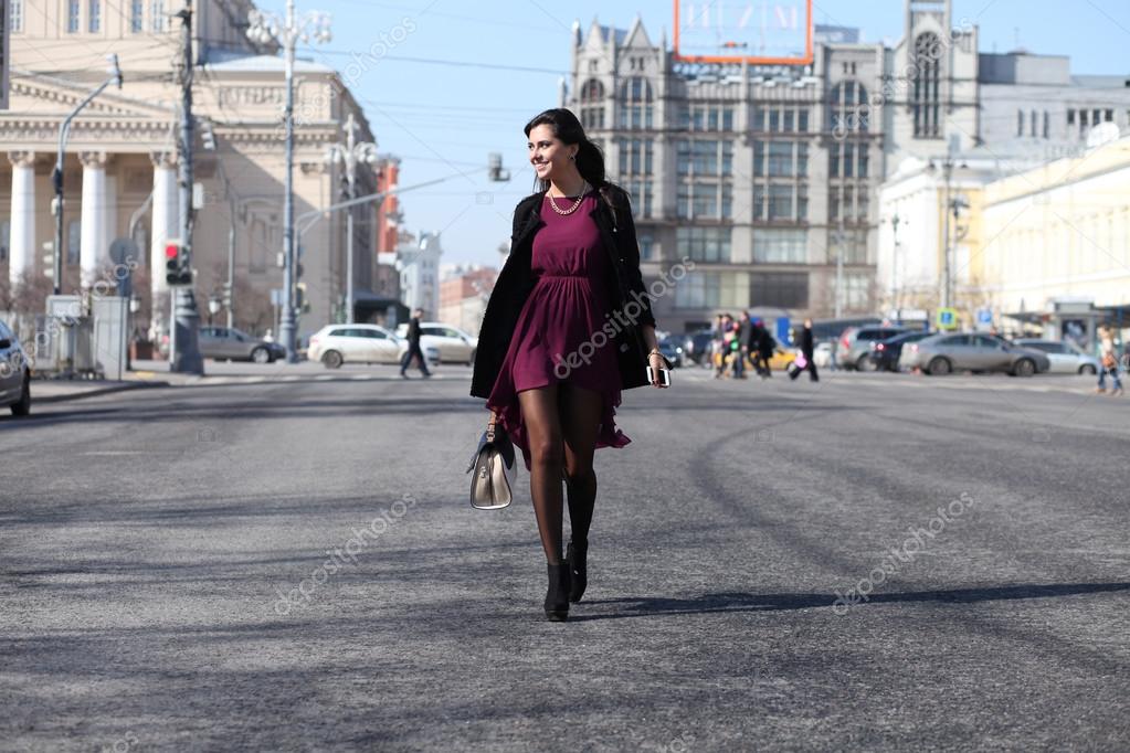 Туфли в руках. Босиком под дождем. Идти по улице в красных. Босиком туфли в руках. Девушка идет по улице.