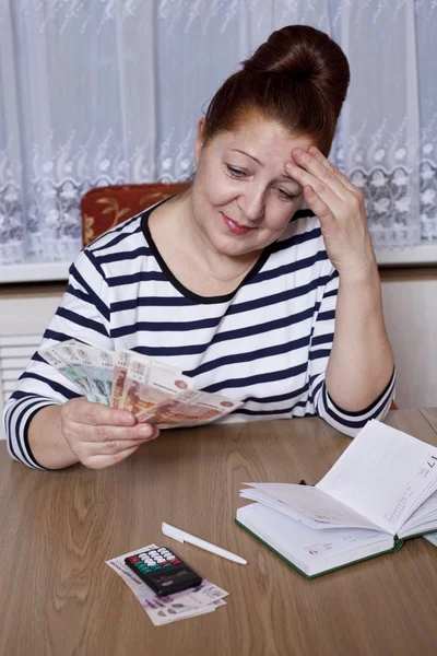 Oudere vrouw aanhouden van geld in de hand — Stockfoto