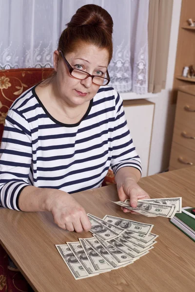 Mulher sênior contando dinheiro poupança — Fotografia de Stock