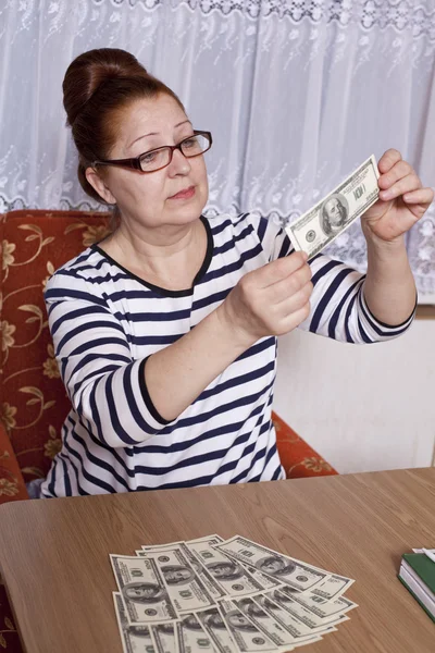 Senior vrouw tellen spaar geld — Stockfoto