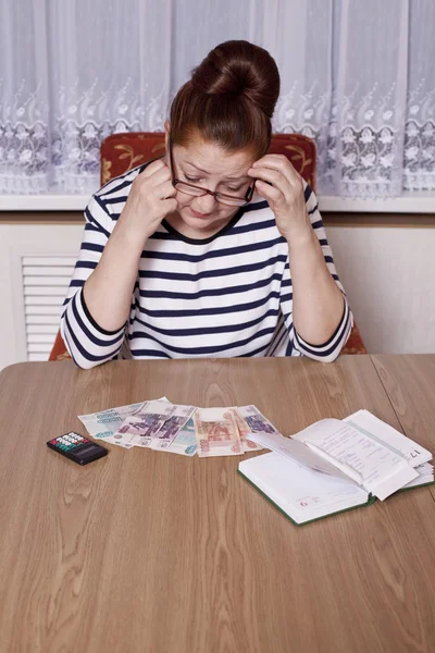 お金を手に保持している高齢者の女性 — ストック写真